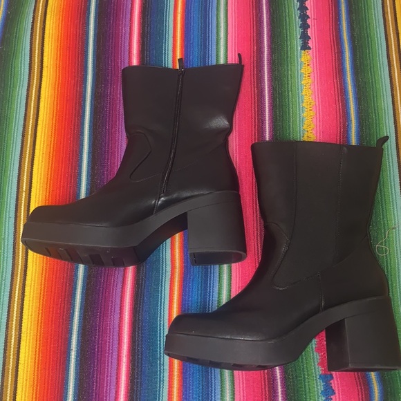 Torrid Block Heel Chelsea Platform Bootie - Picture 4 of 8